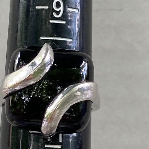 Square onyx on "hugged" sterling silver setting - Picture 2 of 13